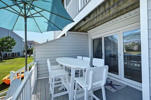 Outdoor dining - Spectacular Bay Views Near Fenwick Island - 3BR Coastal Retreat! Community Pool, WIFI, Beach Town, Shopping and Restaurants! **FREE Linens with 7 night stay** (Selbyville)