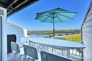 Outdoor dining - Spectacular Bay Views Near Fenwick Island - 3BR Coastal Retreat! Community Pool, WIFI, Beach Town, Shopping and Restaurants! **FREE Linens with 7 night stay** (Selbyville)