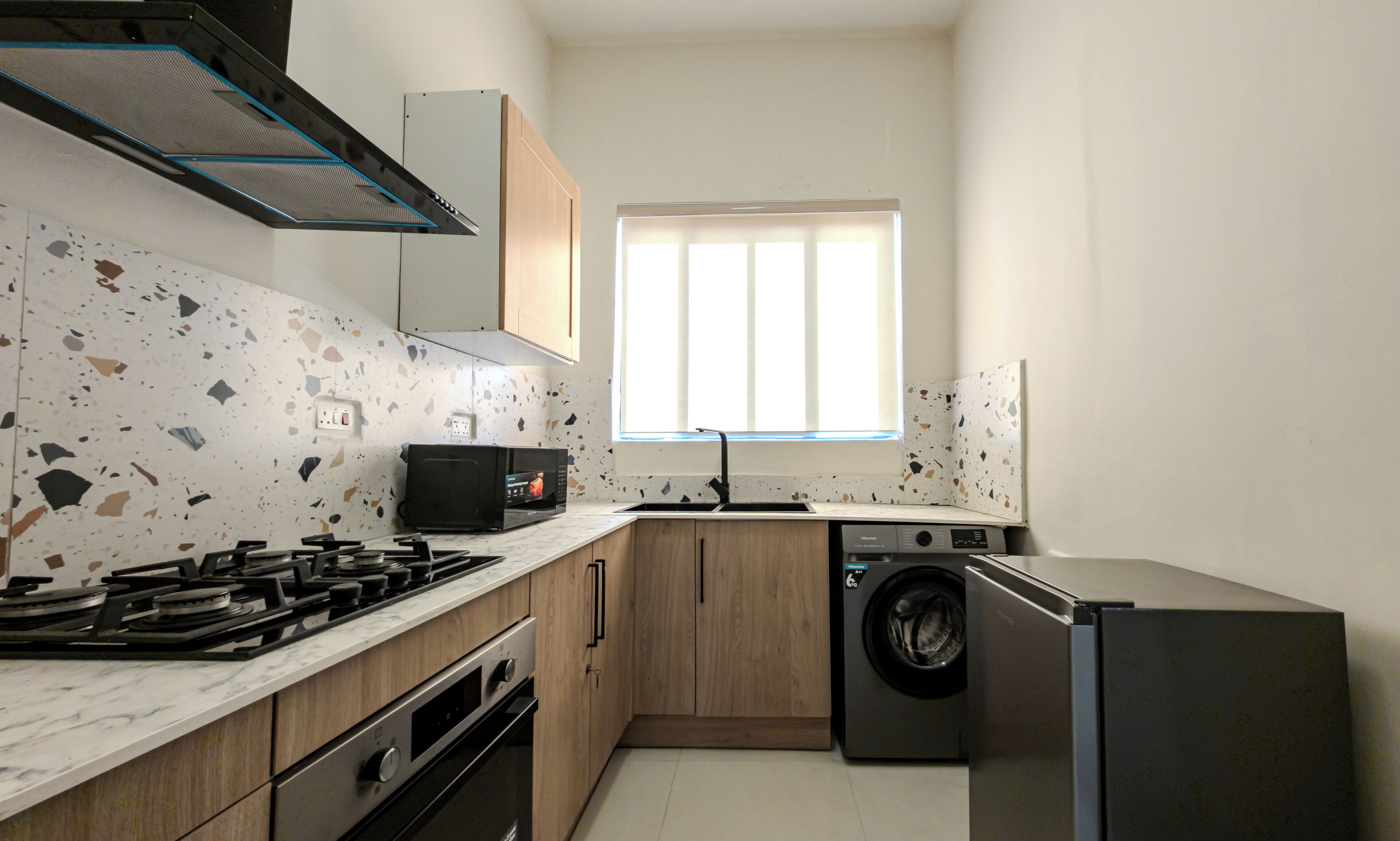 Kjøleskap, mikrobølgeovn, ovn og kokeplater