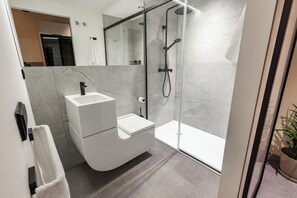 Apartment, Patio | Bathroom | Shower, hair dryer, towels, soap - Motus Disruptive Apartments (València)
