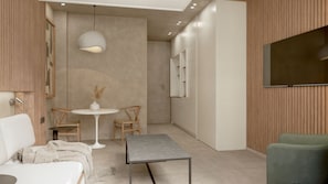 Classic Apartment | In-room safe, desk, laptop workspace, free WiFi