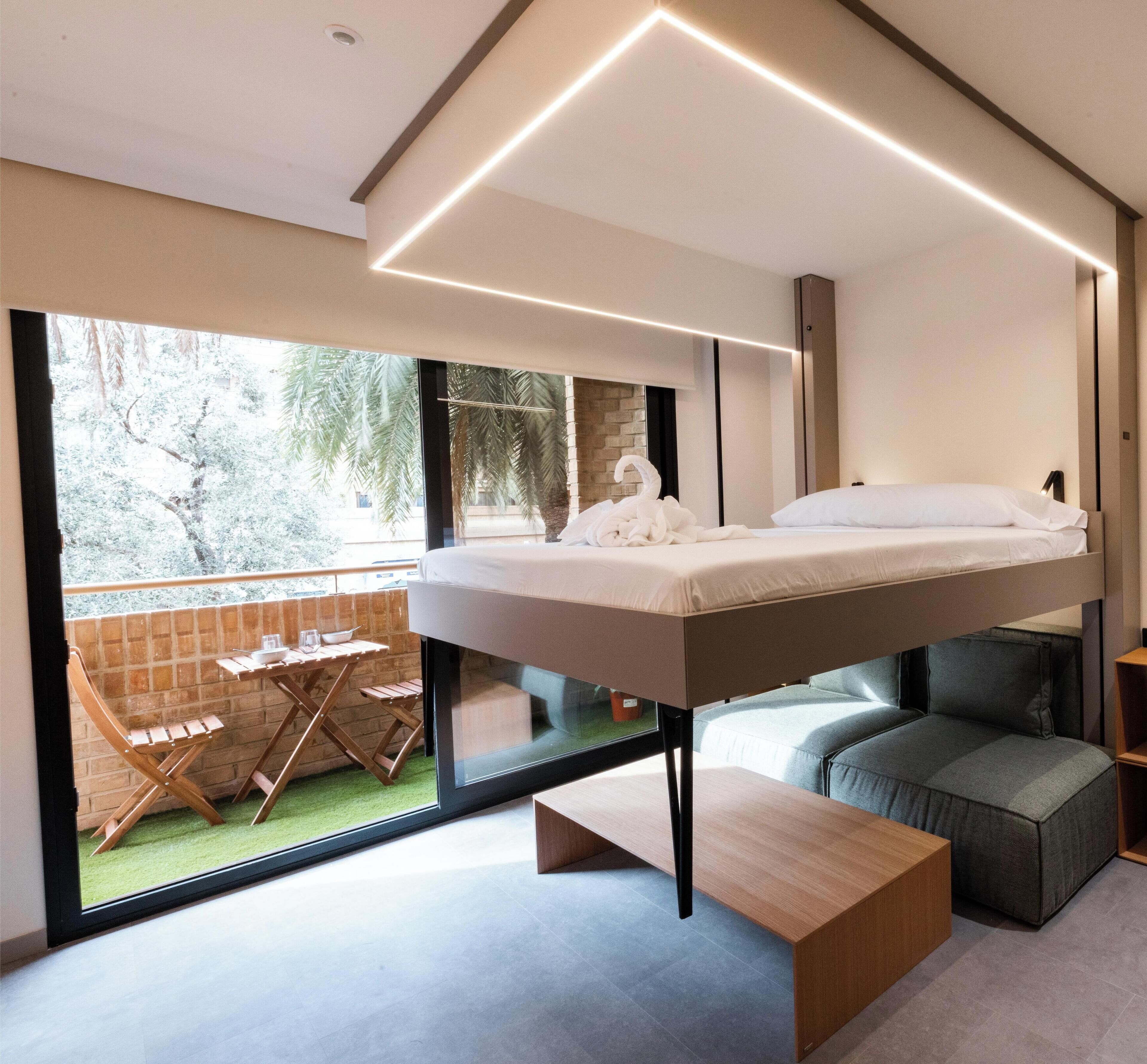 Departamento, balcón | Caja de seguridad en la habitación y escritorio 