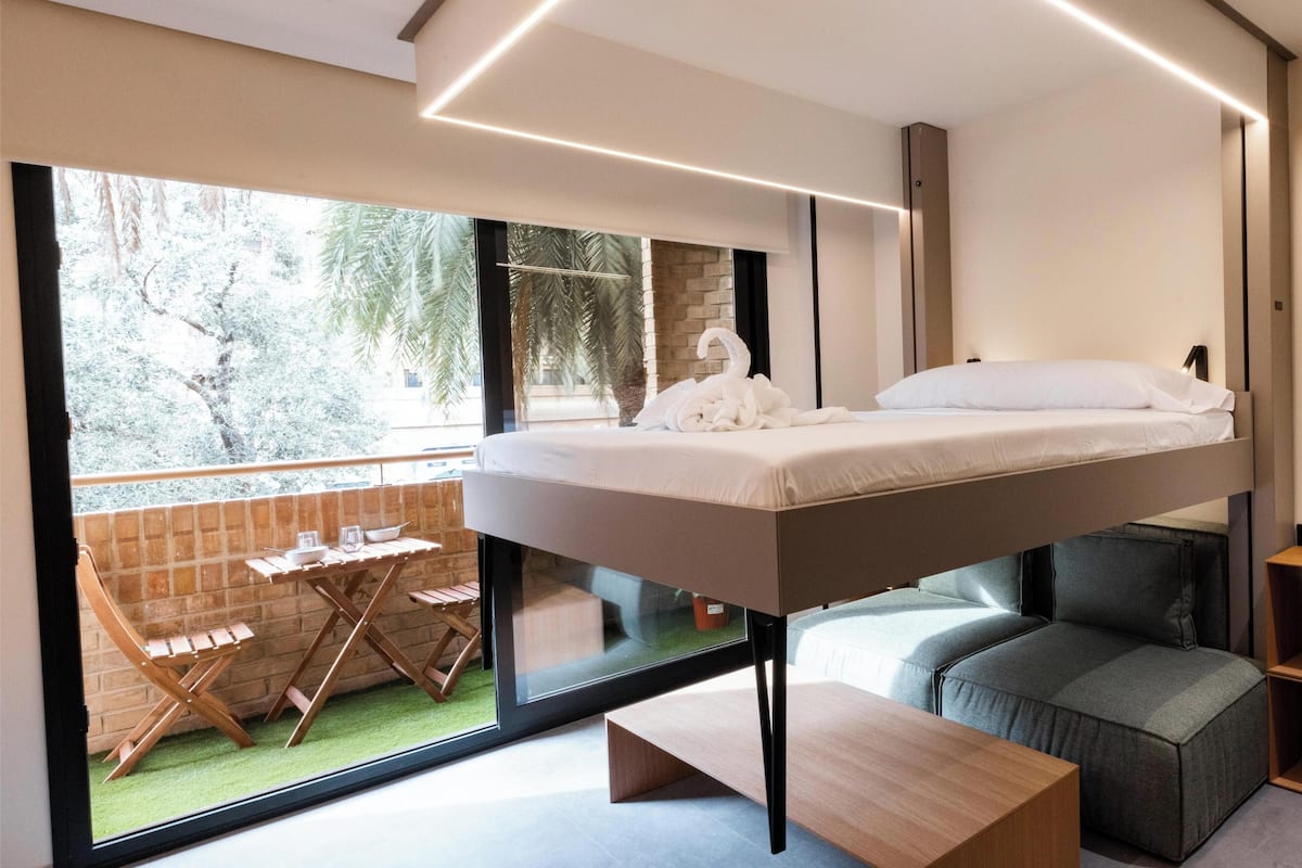 Departamento, balcón | Caja de seguridad en la habitación y escritorio