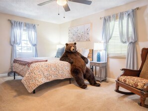 2 bedrooms, desk, iron/ironing board, WiFi