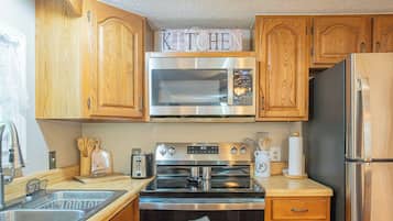 KĂŒhlschrank, Mikrowelle, Ofen, Herdplatte