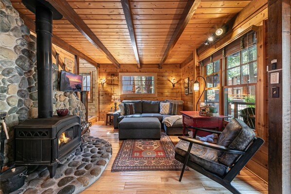 Smart TV, fireplace
