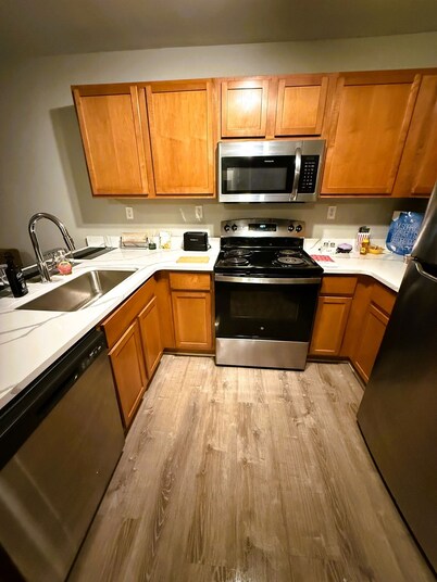 * NEW * 4BR Retreat | Heart of Campus w/ Parking