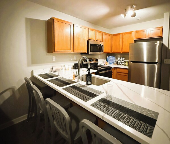 Refrigerador, microondas, horno y parrilla de estufa 