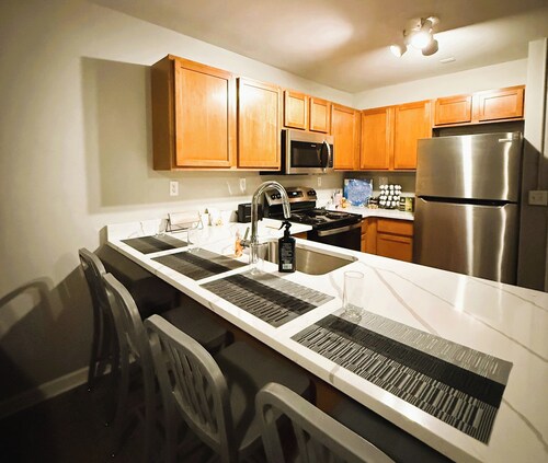 * NEW * 4BR Retreat | Heart of Campus w/ Parking