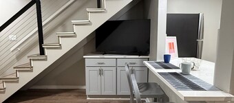 * NEW * 1BR Retreat | Heart of Campus w/ Parking