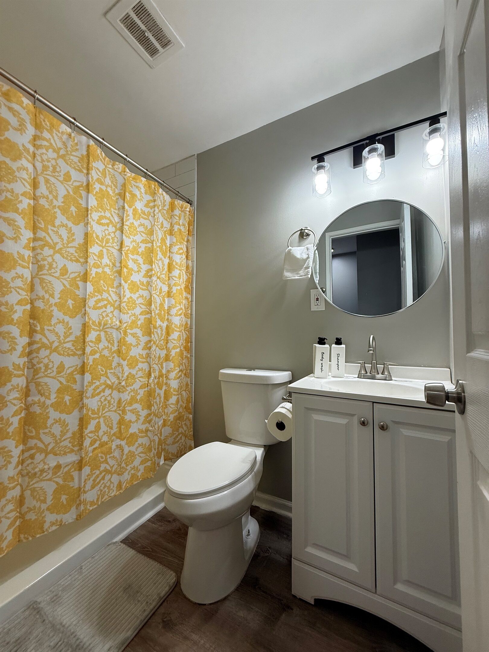 Ducha, secador de pelo, toallas