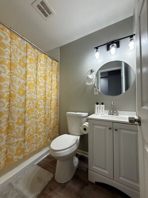 Regadera, secadora de cabello, toallas 