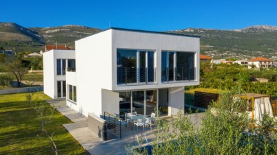 Wonderful  5-bedroom villa with  swimming pool in Kaštel near Trogir and Split