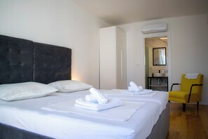 5 bedrooms, iron/ironing board, WiFi, bed sheets
