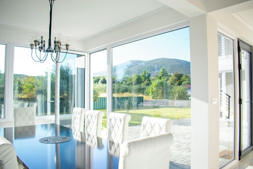 Wonderful  5-bedroom villa with  swimming pool in Kaštel near Trogir and Split