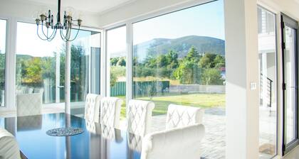 Wonderful 5-bedroom villa with swimming pool in Kaštel near Trogir and Split