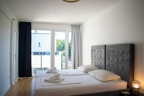 Tabla de planchar con plancha, wifi y ropa de cama