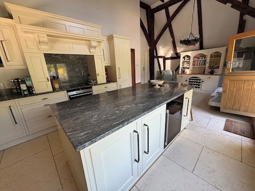 Barn Retreat - Sleeps 14, Swimming Pool & Hot Tub