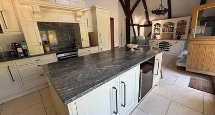 Barn Retreat - Sleeps 14, Swimming Pool & Hot Tub