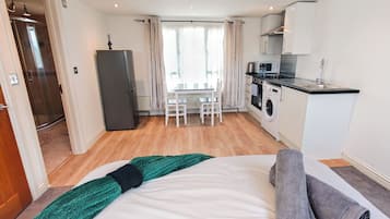 6 bedrooms, iron/ironing board, WiFi, bed sheets