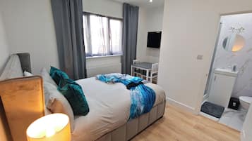 6 bedrooms, iron/ironing board, WiFi, bed sheets