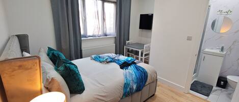 6 bedrooms, iron/ironing board, WiFi, bed sheets