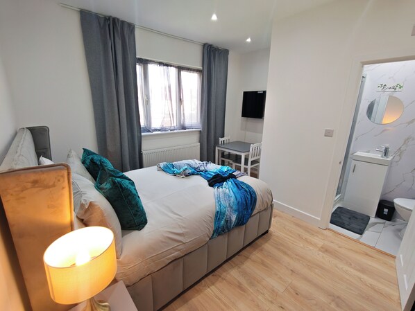 6 bedrooms, iron/ironing board, WiFi, bed sheets