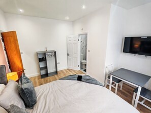 6 bedrooms, iron/ironing board, WiFi, bed sheets