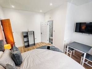 6 bedrooms, iron/ironing board, WiFi, bed sheets