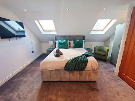 6 bedrooms, iron/ironing board, WiFi, bed sheets. 6 en-suite Rooms all king beds