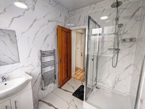 Een douche, handdoeken, toiletpapier
