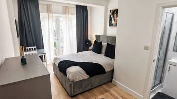 6 bedrooms, iron/ironing board, WiFi, bed sheets