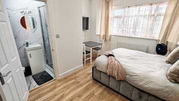 6 bedrooms, iron/ironing board, WiFi, bed sheets