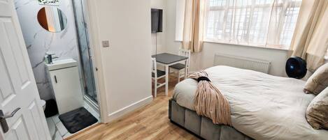 6 bedrooms, iron/ironing board, WiFi, bed sheets