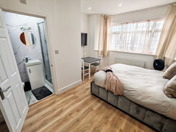 6 bedrooms, iron/ironing board, WiFi, bed sheets