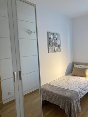 3 chambres, fer et planche à repasser, Wi-Fi, draps fournis