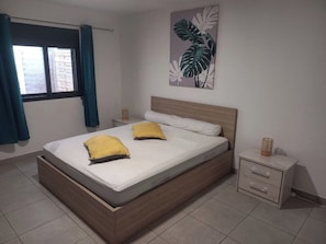 2 bedrooms, iron/ironing board, internet, bed sheets
