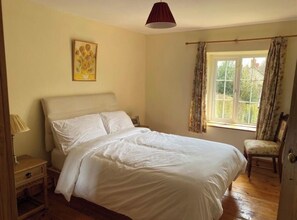 4 bedrooms, iron/ironing board, WiFi, bed sheets