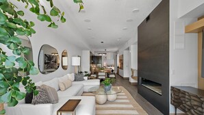 Ein modernes Wohnzimmer mit Sofa, Couchtisch und Kamin.