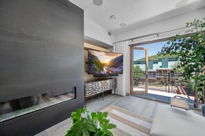 Smart TV y chimenea 