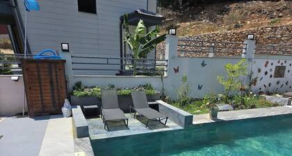 Detached Villa with Seaview and private pool.