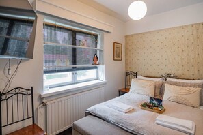 3 bedrooms, soundproofing, WiFi, bed sheets