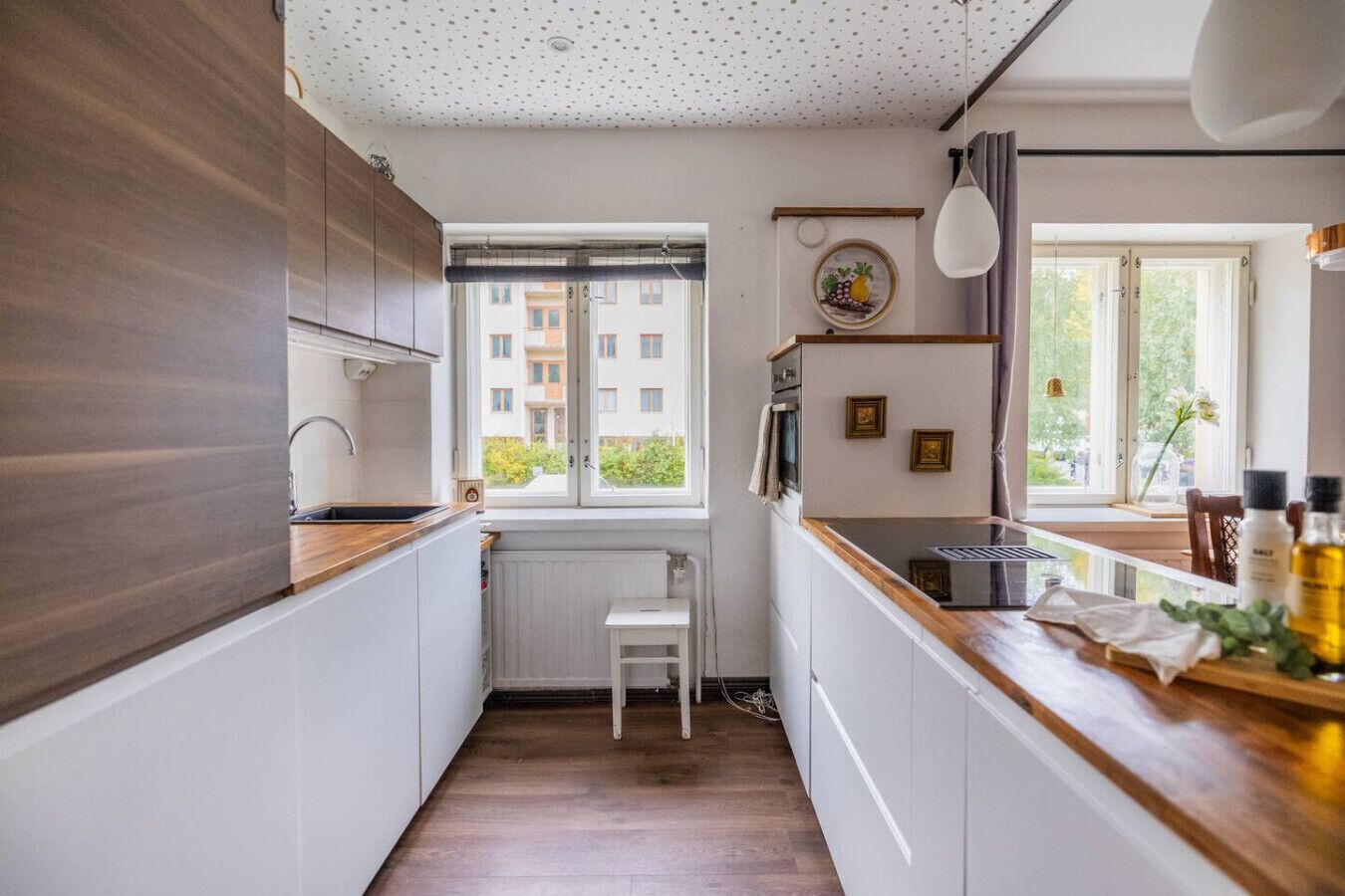 Mikroaaltouuni, astianpesukone, kahvin-/teenkeitin, syöttötuoli