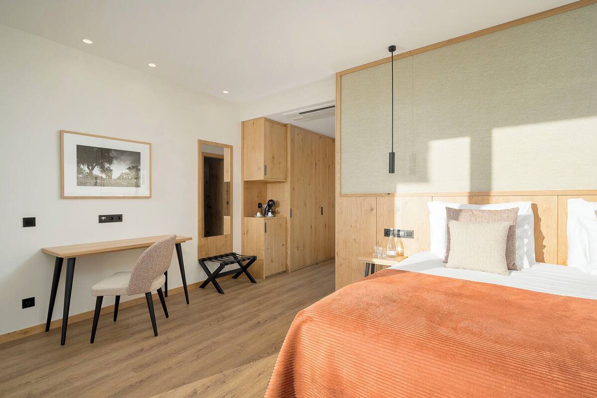 Minibar, caja fuerte, tabla de planchar con plancha y wifi gratis