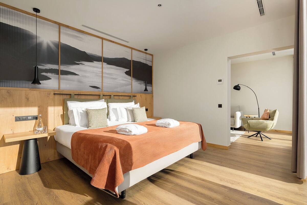 Suite junior | Minibar, caja fuerte, tabla de planchar con plancha y wifi gratis