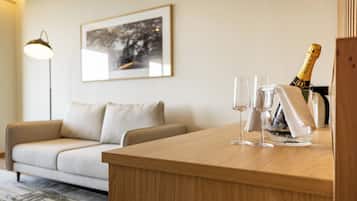 Suite Master | Área de sala de estar | Televisión de pantalla plana de 80 cm con canales por cable