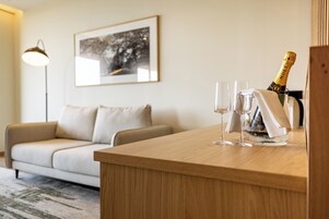 Suite Master | Living area | 80-cm flat-screen TV with cable channels