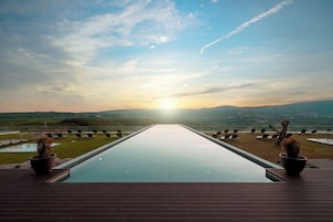 Piscina interna, piscina externa, guarda-sóis, espreguiçadeiras