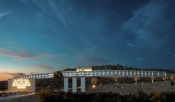 A modern hotel with a prominent sign, a flat roof, and a series of windows. - Água Hotels Terra Fria (Braganca)