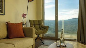 Suite junior | Área de sala de estar | Televisión de pantalla plana de 80 cm con canales por cable